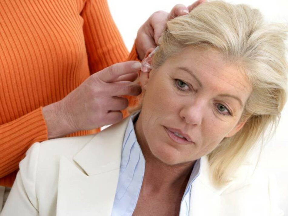 Une femme atteinte de trouble auditif